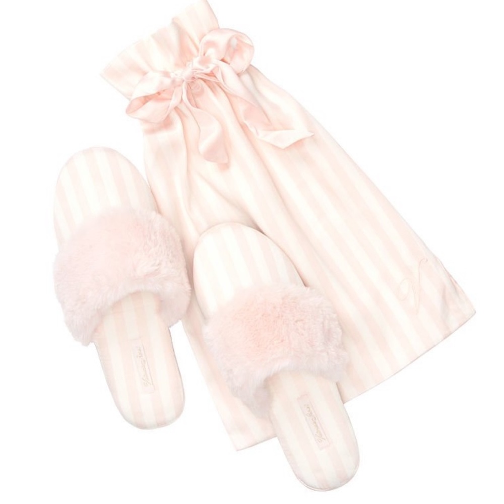 NWT Victoria’s Secret S & M  Signature Slippers